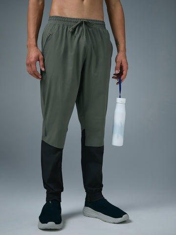 Men Colorblock Slim Fit Joggers with TECHNOLITE STRETCH