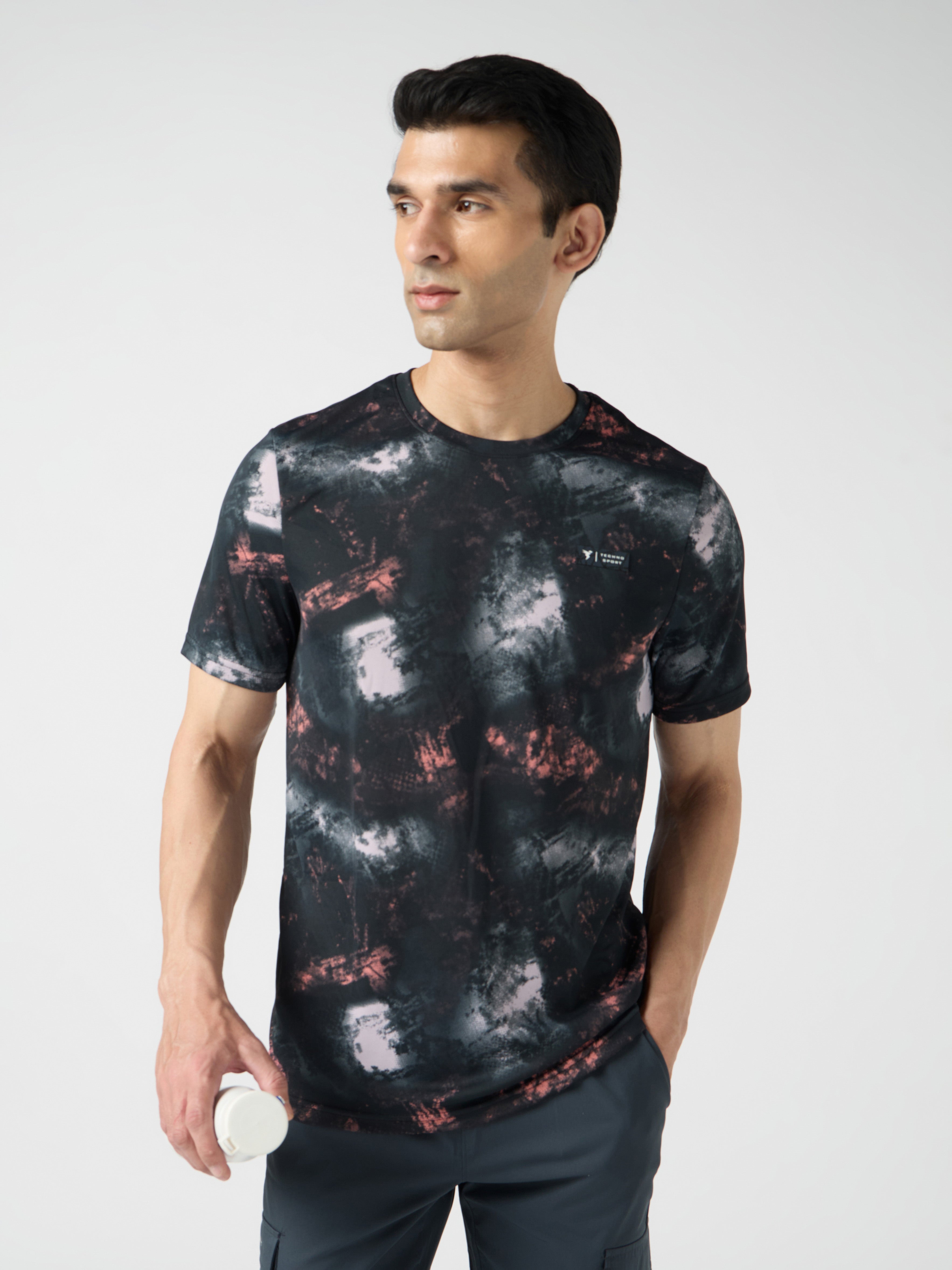 Men Abstract Print Slim Fit Crew Neck T-shirt with TECHNO COOL+