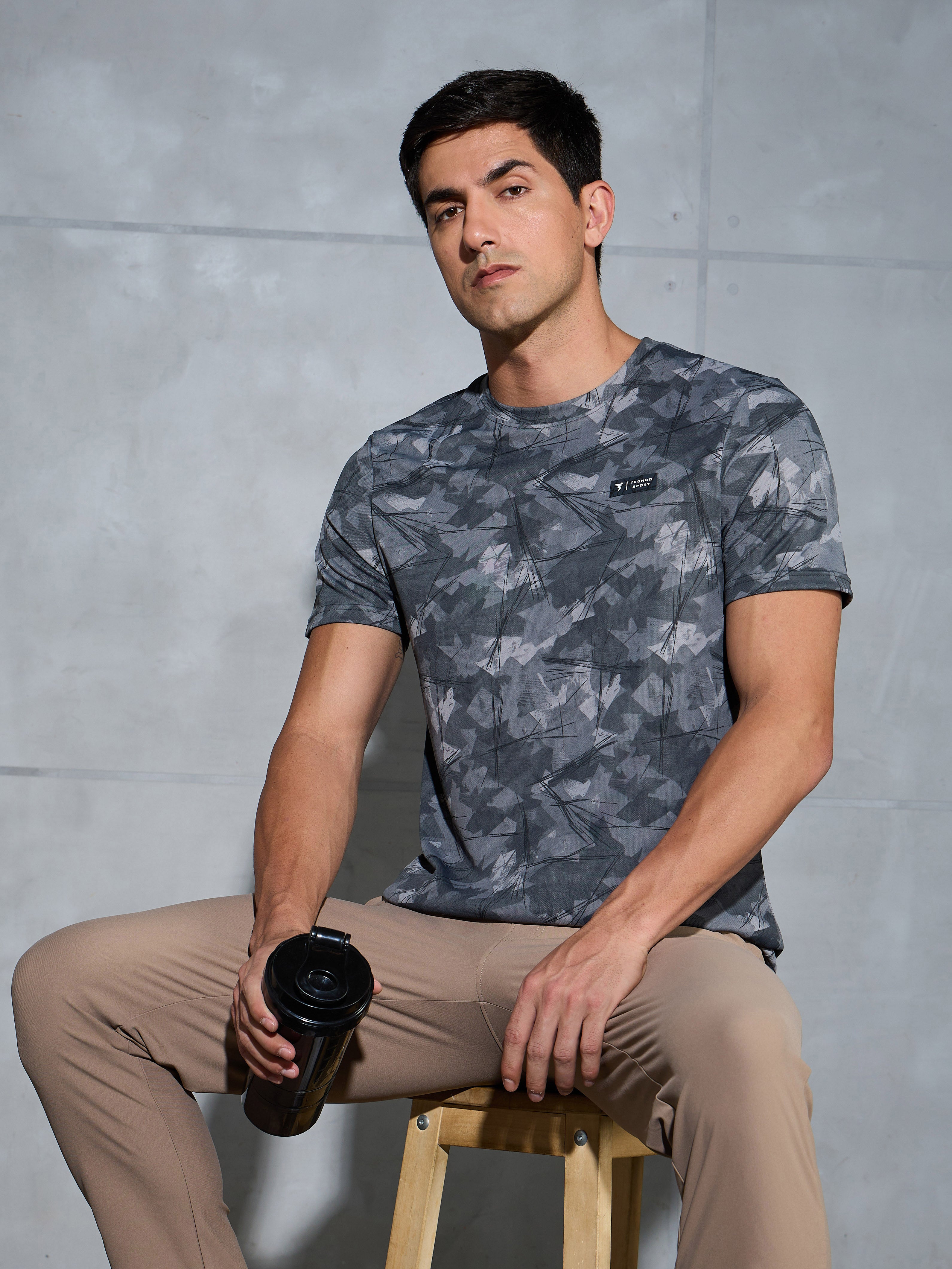 Men Abstract Print Slim Fit Crew Neck T-shirt with TECHNO COOL+
