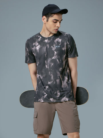 Men Abstract Print Slim Fit Crew Neck T-shirt with TECHNO COOL+