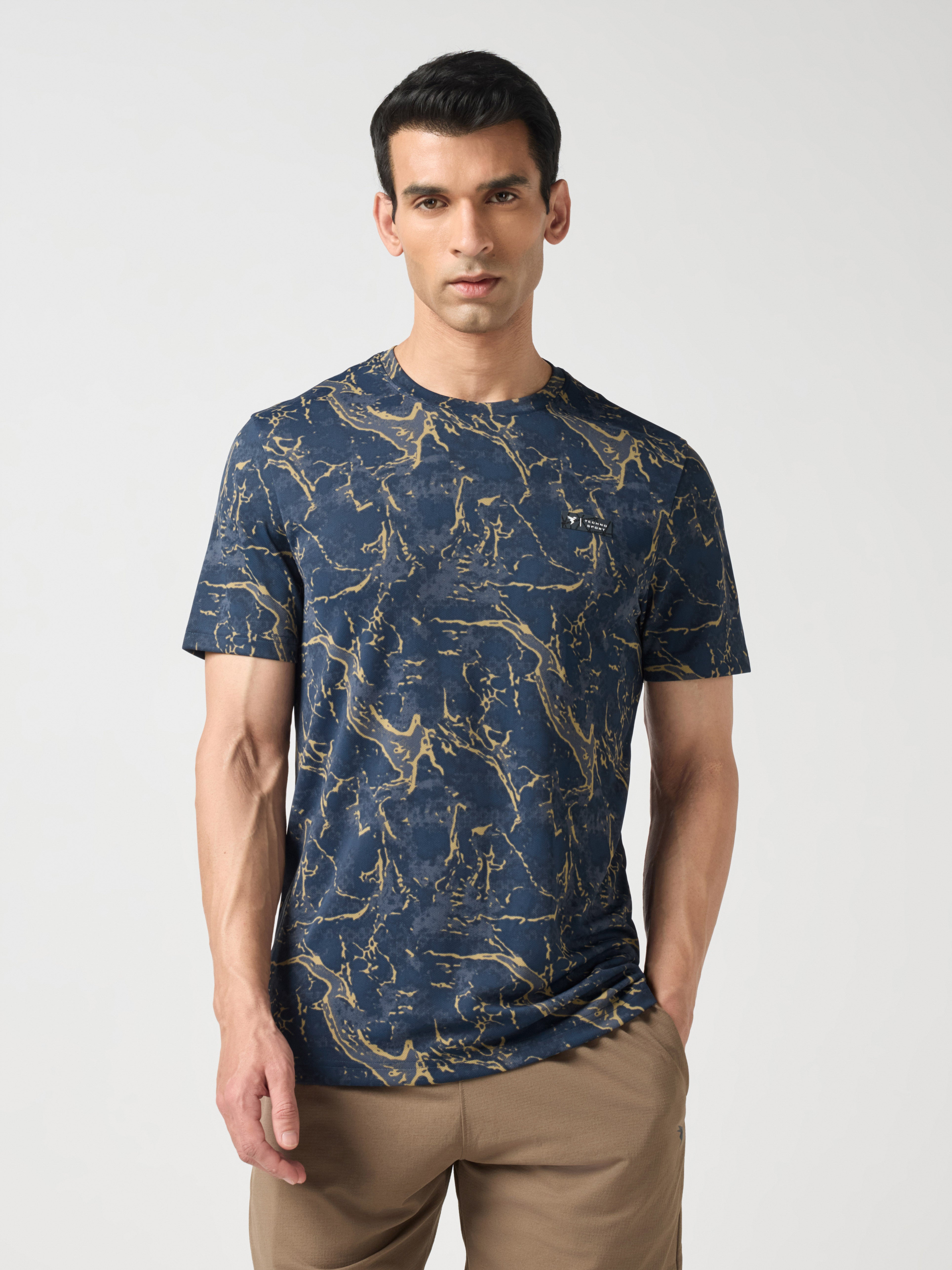 Men Abstract Print Slim Fit Crew Neck T-shirt with TECHNO COOL+