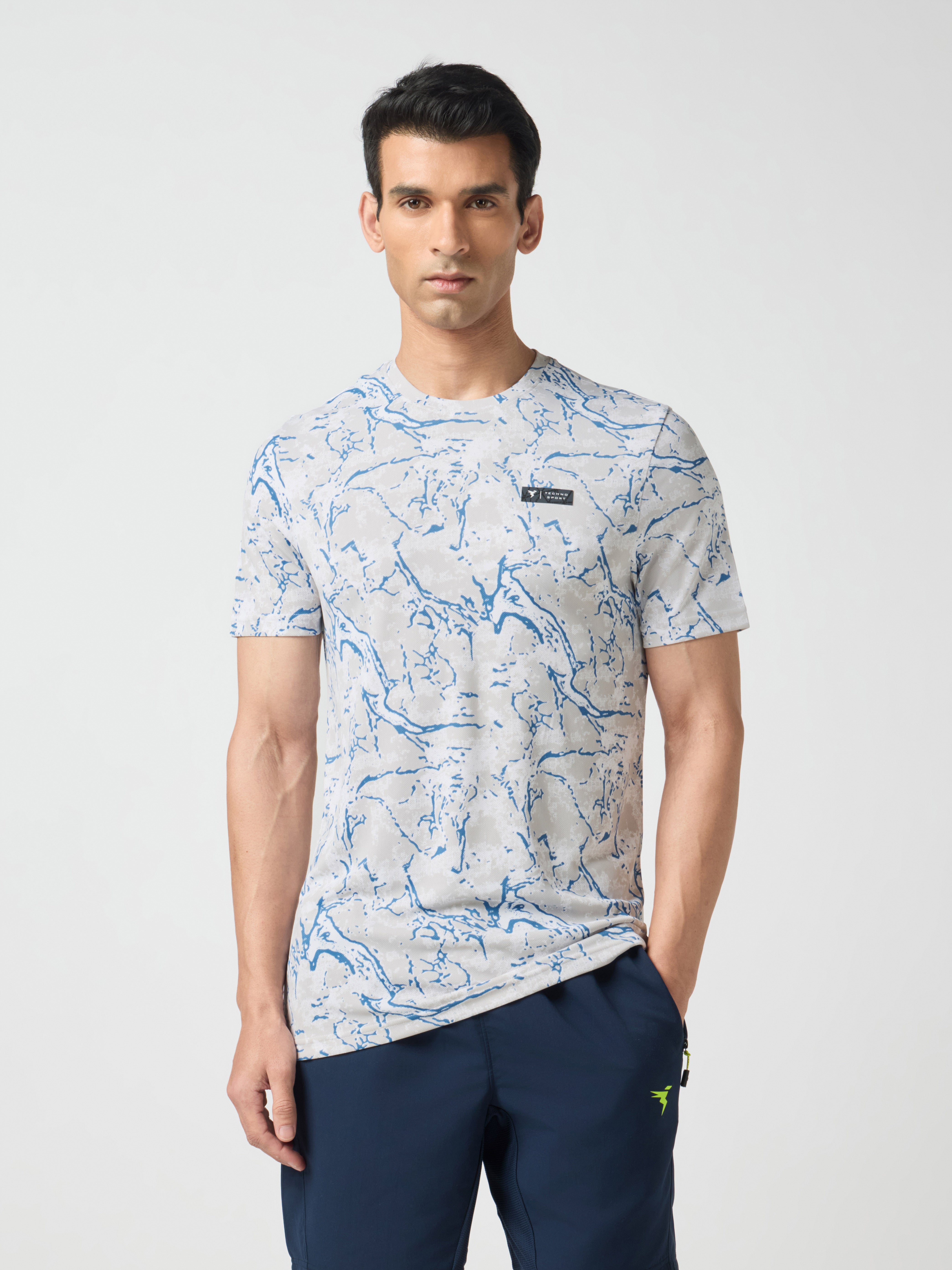 Men Abstract Print Slim Fit Crew Neck T-shirt with TECHNO COOL+