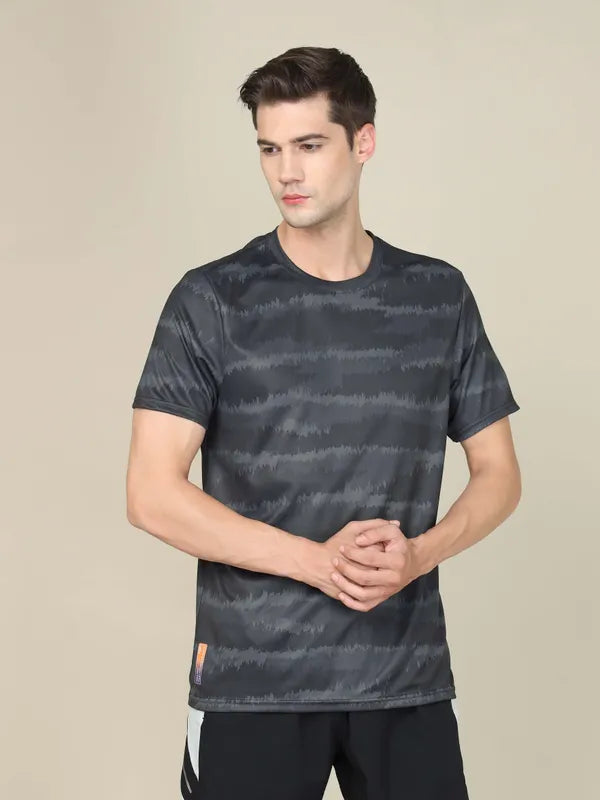 Men Abstract Print Slim Fit Crew Neck T-shirt with TECHNO COOL+