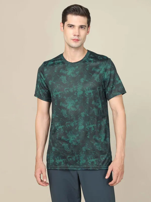 Men Abstract Print Slim Fit Crew Neck T-shirt with TECHNO COOL+