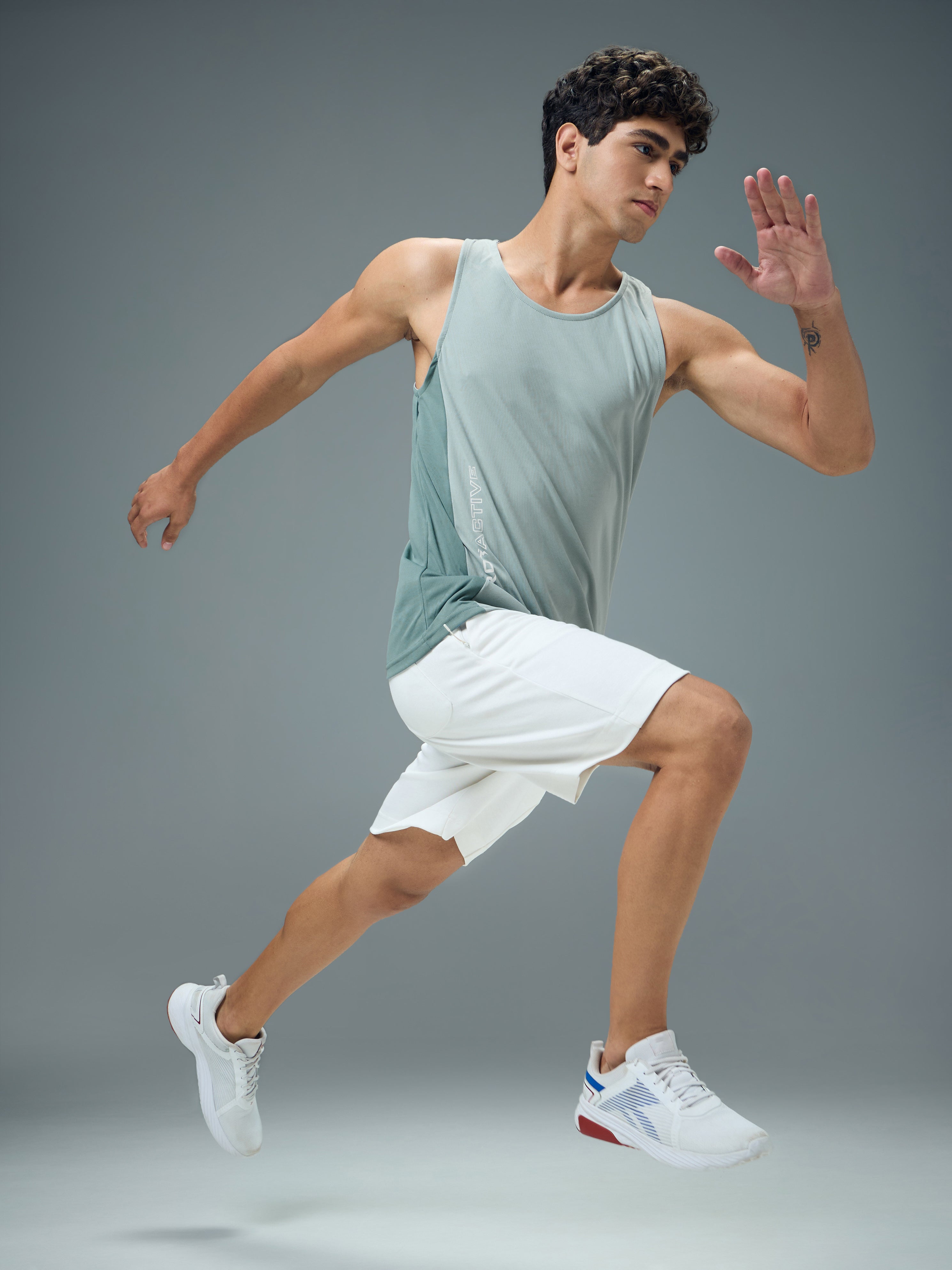 Men Colorblock Slim Fit Scoop Neck Sports Innerwear Vest with TECHNOCOOL+