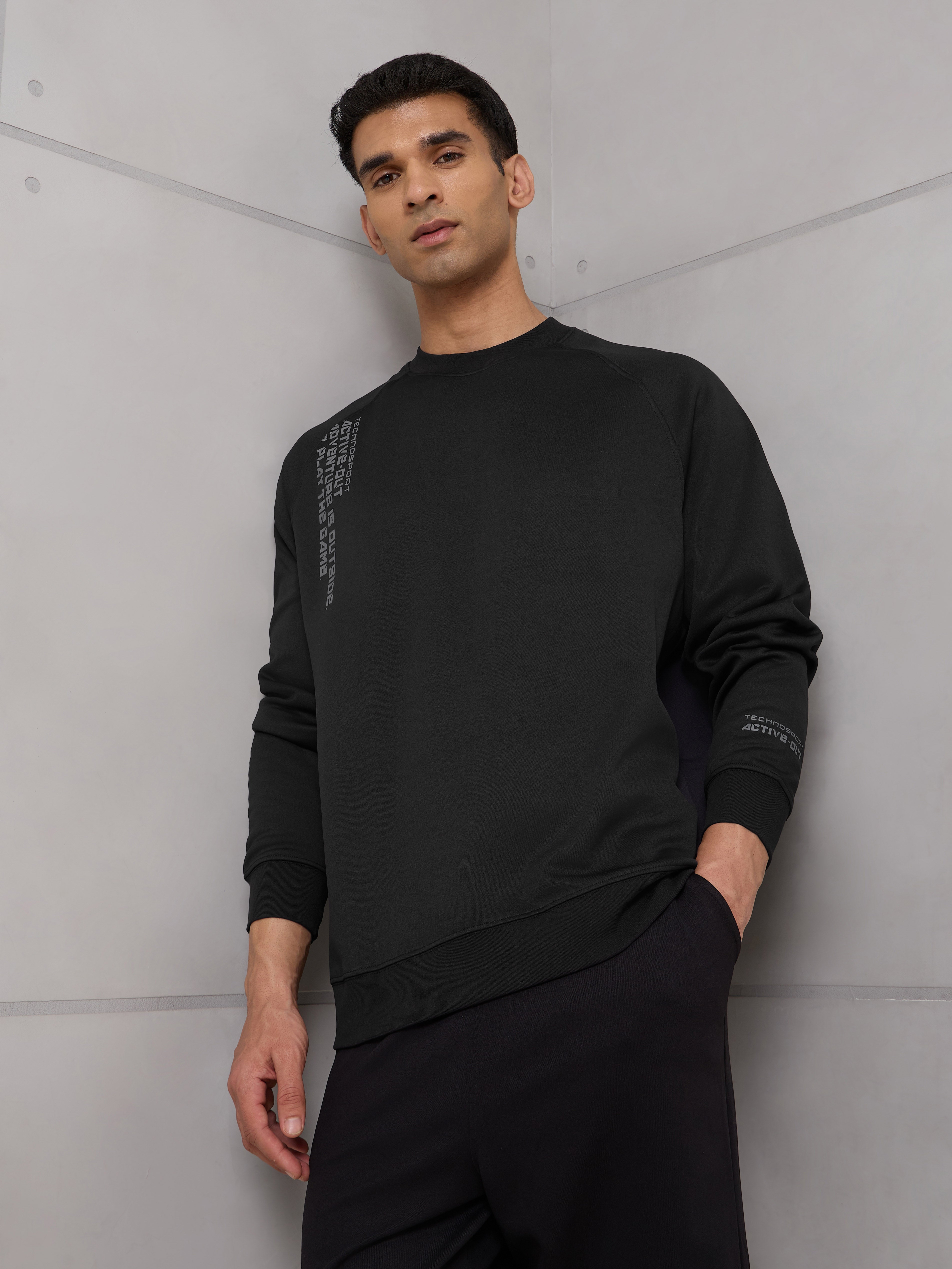 Men Round Neck Slim Fit Printed Active Out Sweatshirt with TECHNOWARM+