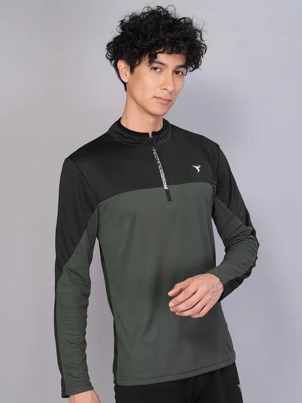 Men Colorblock Slim Fit Mock Neck T-shirt with TECHNO COOL